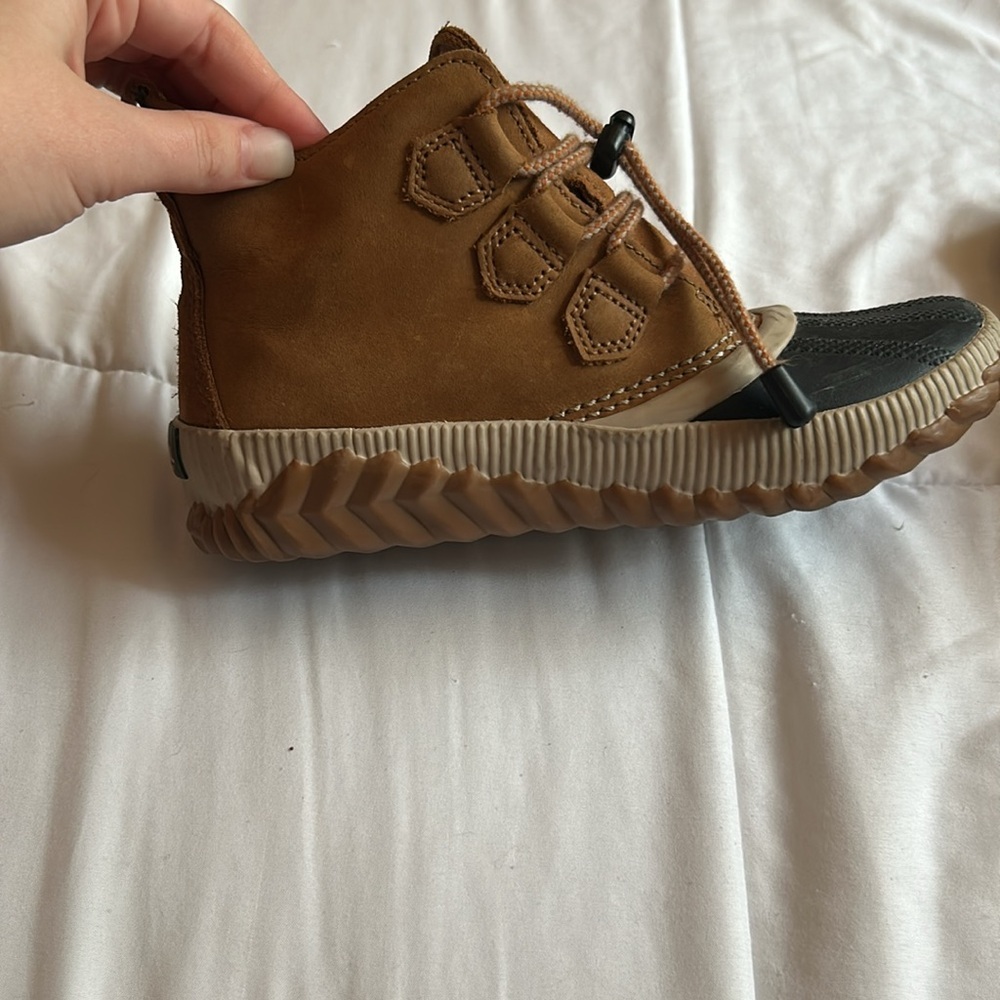 Sorel Tan and Black Laced Waterproof Boots Size 4 - Picture 6 of 10